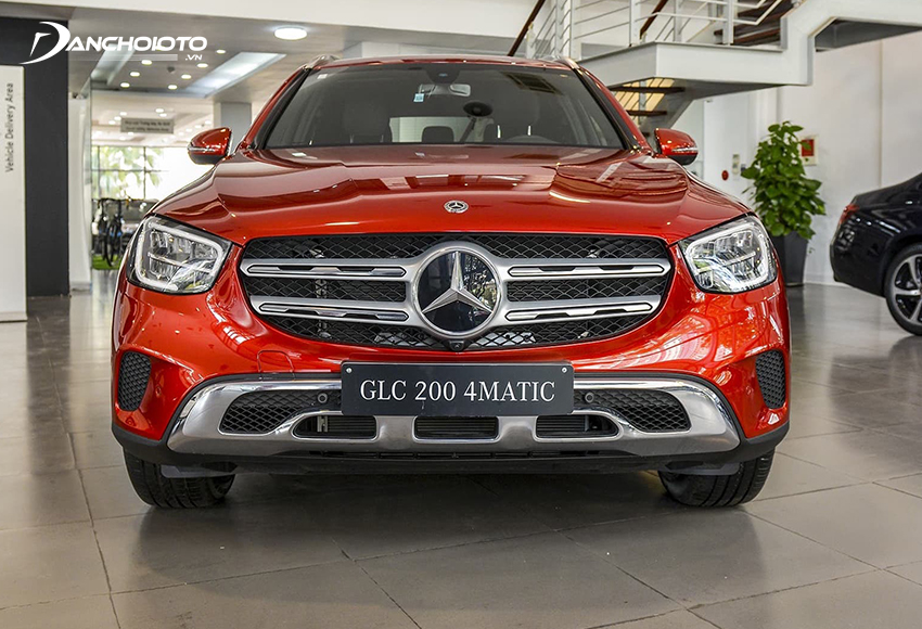 Đầu xe Mercedes GLC 200 2023 cuốn hút với cụm lưới tản nhiệt bề thế gồm hai thanh mạ kim loại to bản chạy ngang nâng đỡ logo 3D ngay giữa