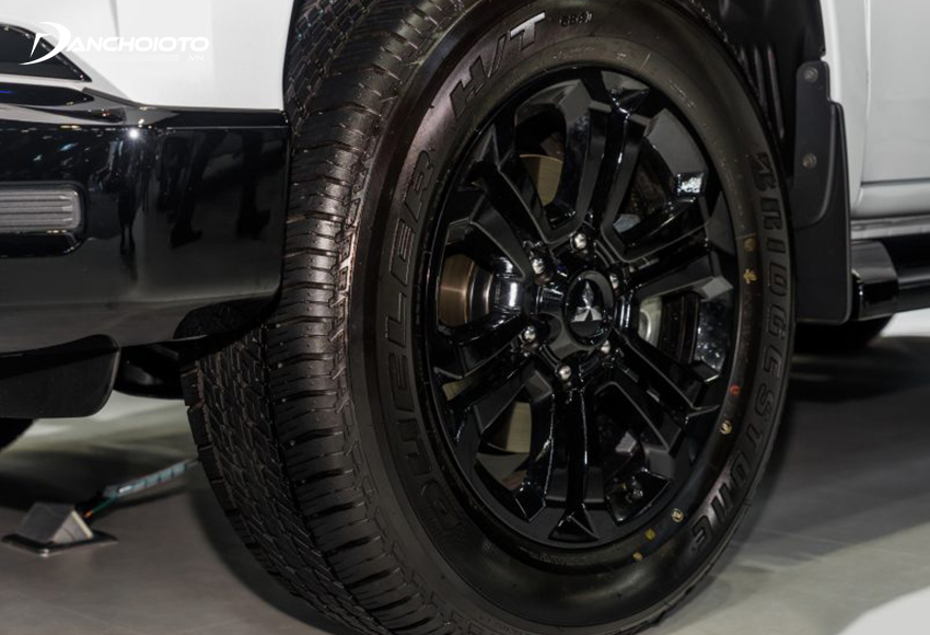 Mitsubishi Triton Athlete sử dụng lazang 18inch 6 chấu hoa màu sơn đen