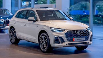 Audi Q5 2023 là sự kết hợp hoàn hảo giữa phong cách của hai thương hiệu này, cho vẻ ngoài cứng cáp, khỏe khoắn mà không kém phần mượt mà, thời trang