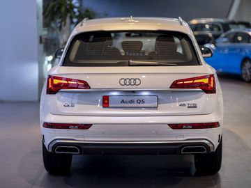 Di chuyển về phía sau, đuôi xe Audi Q5 2023 sở hữu nhiều chi tiết trang trí mới và những đường cong nở nang