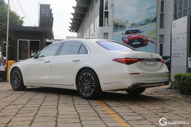 Mercedes-Benz-S450-hong-va-duoi-xe