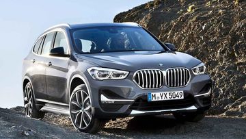 Phần đầu xe BMW X1 sDrive18i xLine 2023 sở hữu nhiều điểm khác biệt với bộ lưới tản nhiệt hình quả thận lớn 