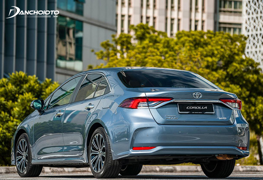 Đuôi xe Toyota Corolla Altis 2023 không quá cầu kỳ nhưng cũng đủ ưng mắt