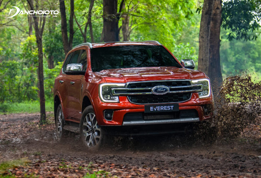 Ford Everest thế hệ mới được đánh giá cao ở ngoại hình vạm vỡ, thiết kế thay đổi sang trọng hơn