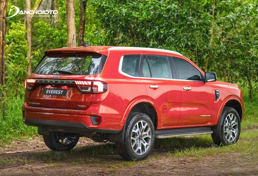 Thân hình Ford Everest 2023 “đô con” hơn hẳn bản tiền nhiệm