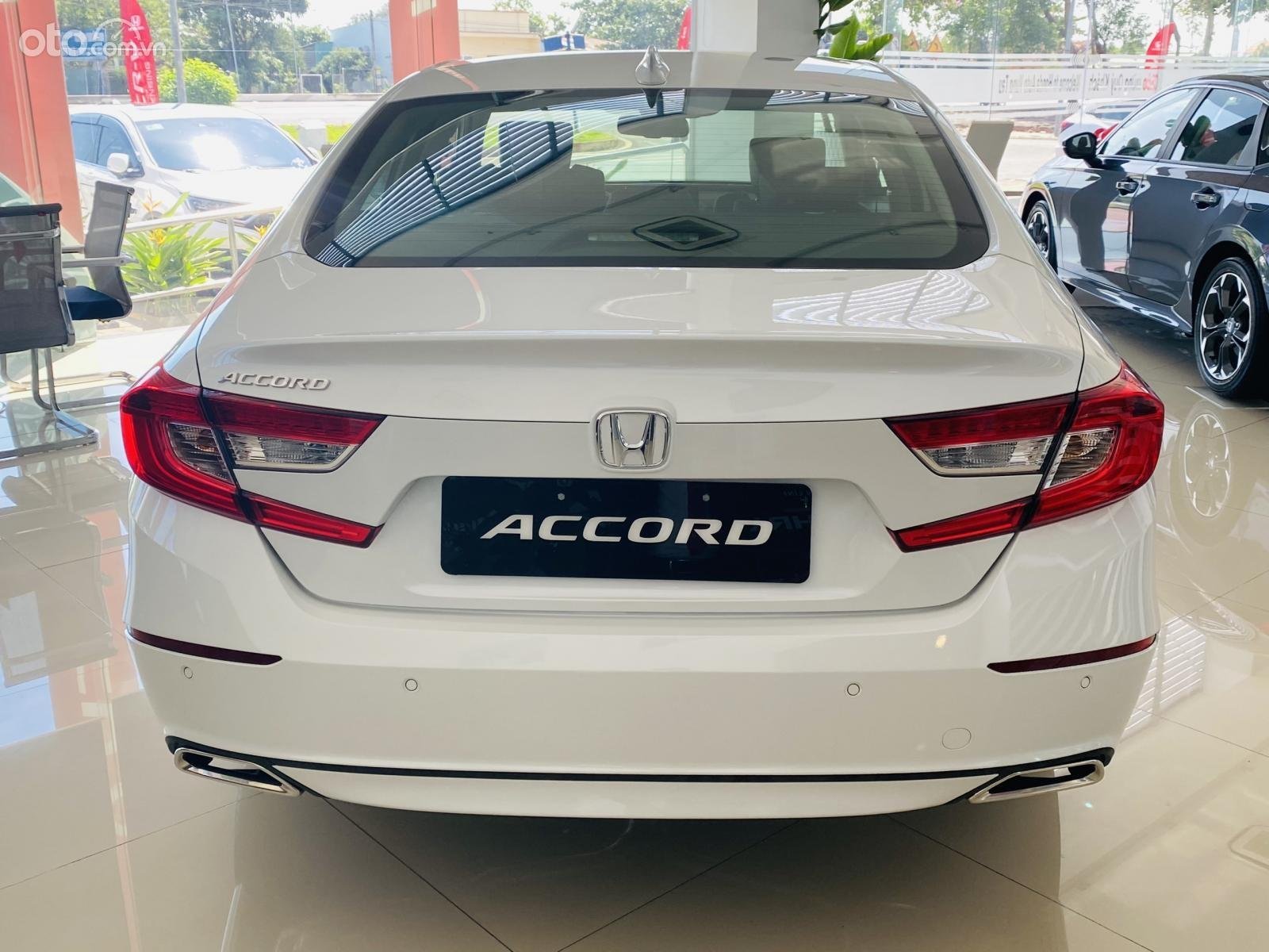 đuôi xe Honda Accord .