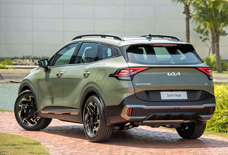 Đuôi xe KIA Sportage 2022 góc cạnh.